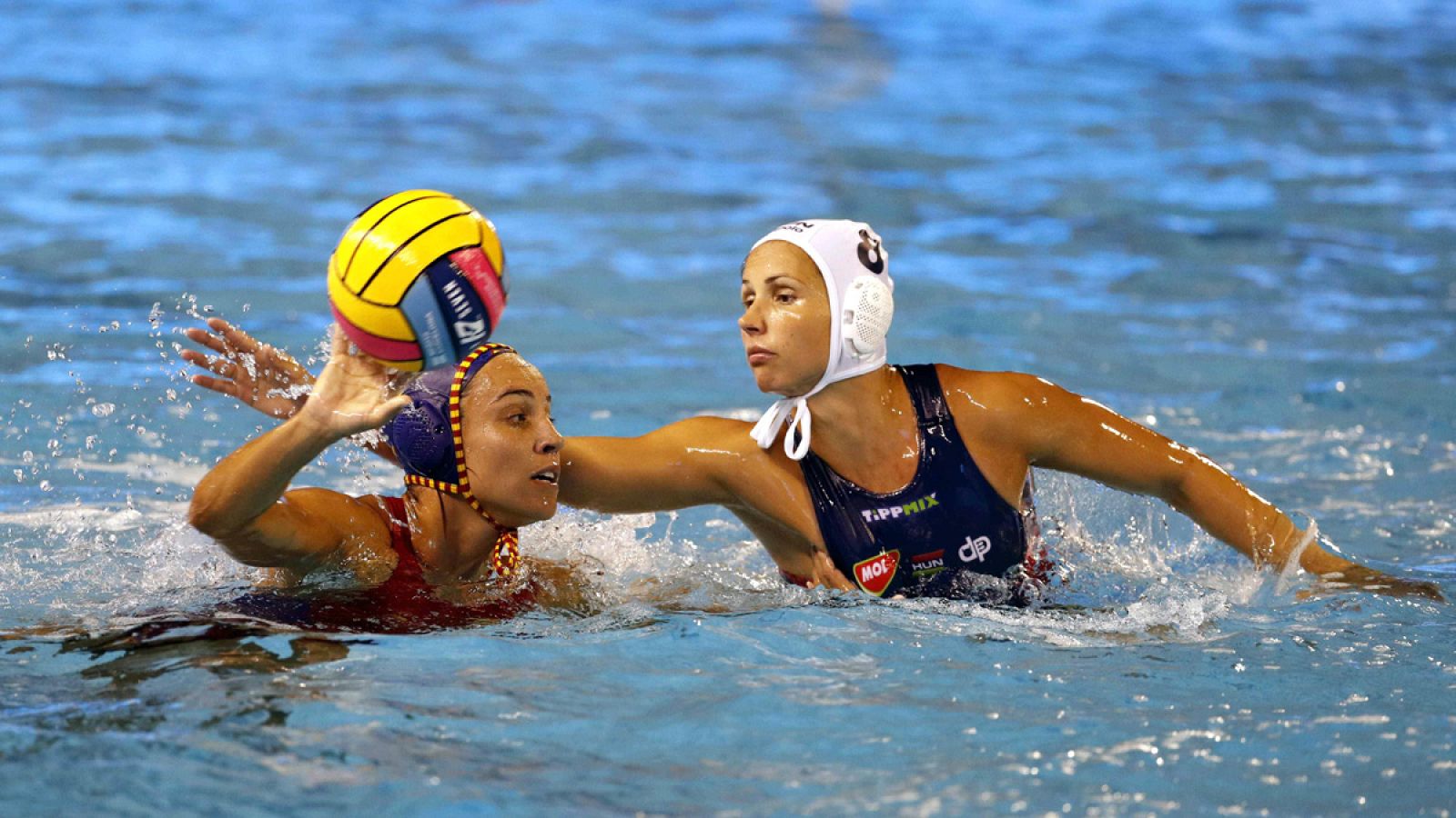 La jugadora de la selección española Ana Espar juega la pelota ante Rita Keszthelyi, de Hungría