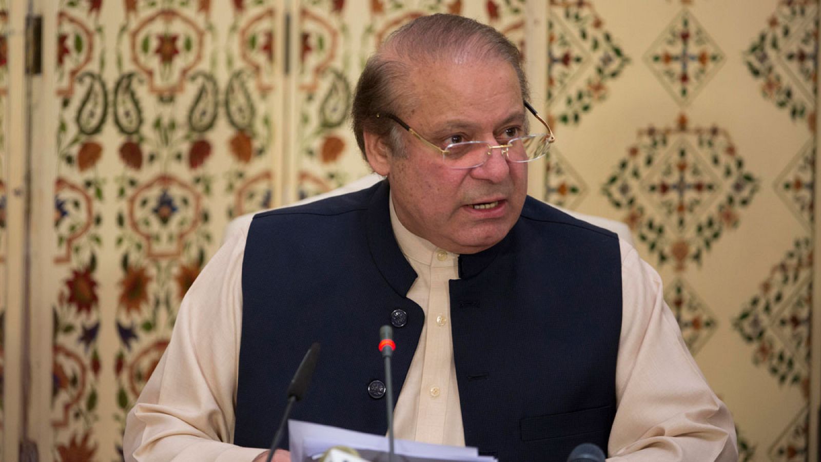 El ex primer ministro paquistaní Nawaz Sharif ofrece una rueda de prensa en Islamabad, Pakistán, tras la orden de arresto emitida por corrupción