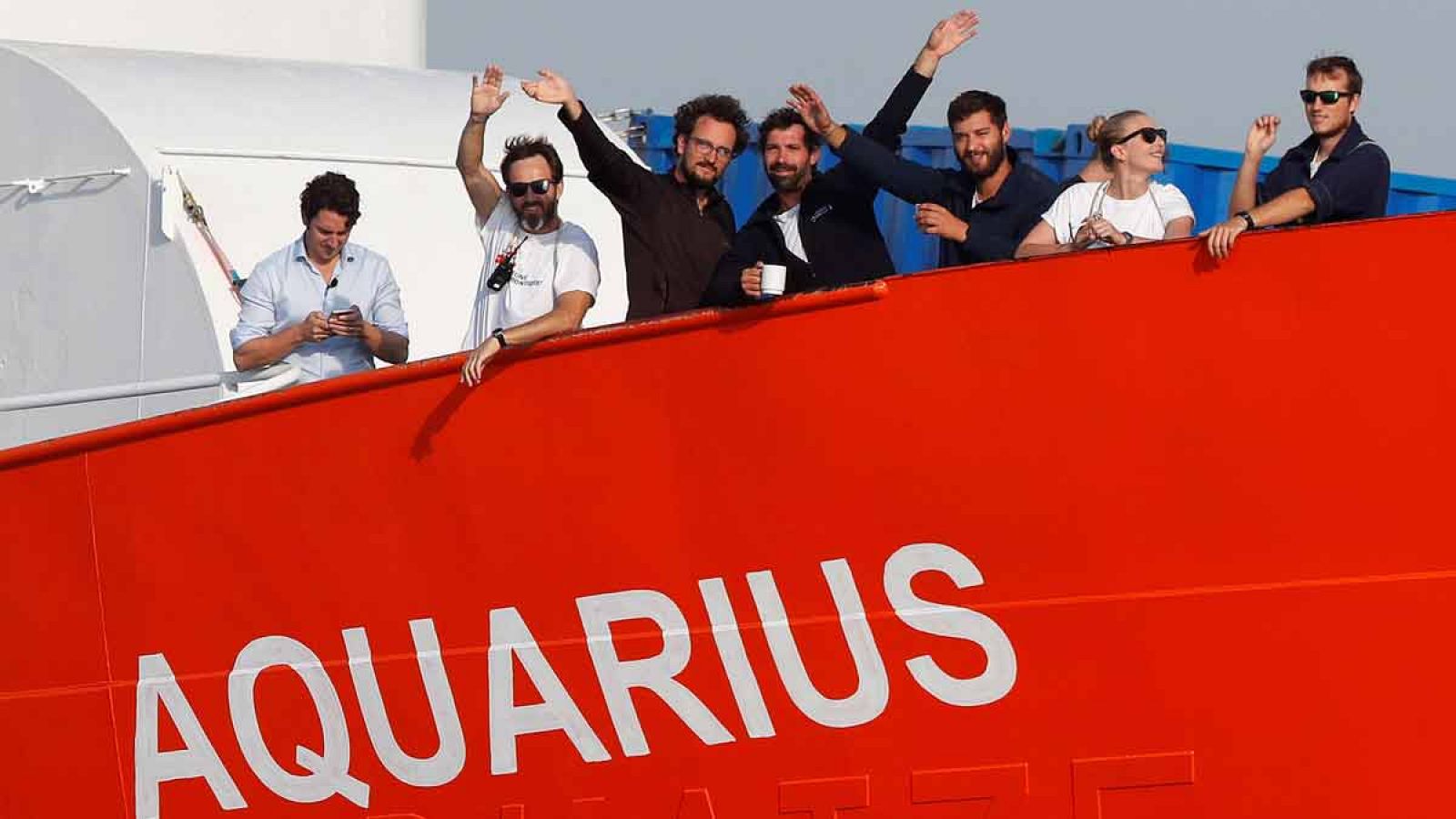 Tripulantes del barco humanitario Aquarius saludan a su llegada al puerto de Marsella el pasado 29 de junio
