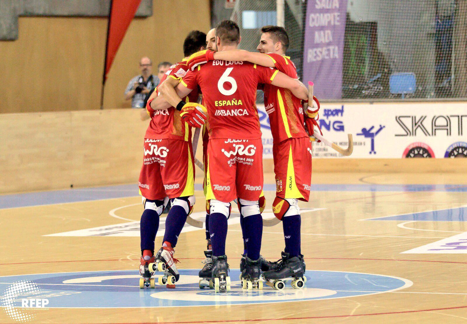 Los jugadores españoles, en el primer partido del campeonato
