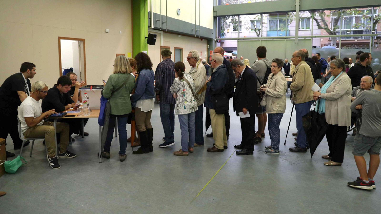 Un colegio electoral en el barrio de Sants en Barcelona el 1 de octubre de 2017