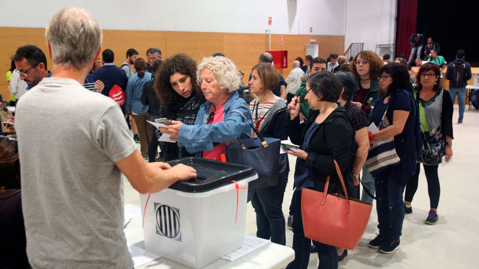Una de las urnas de plástico que se usaron para el referéndum del 1-O