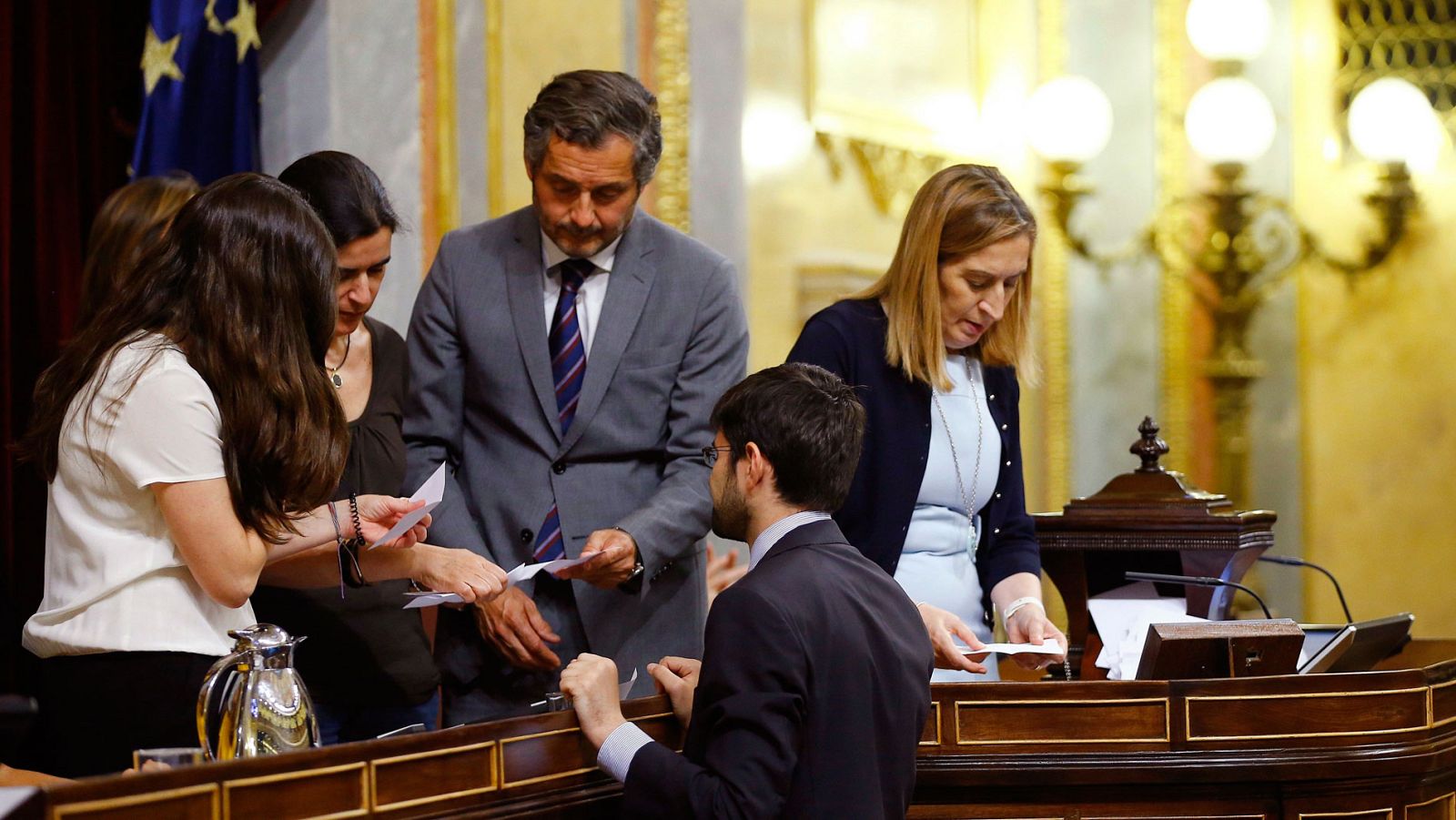 La presidenta del Congreso, Ana Pastor (d) y el resto de miembros de la Mesa en la votación de este lunes