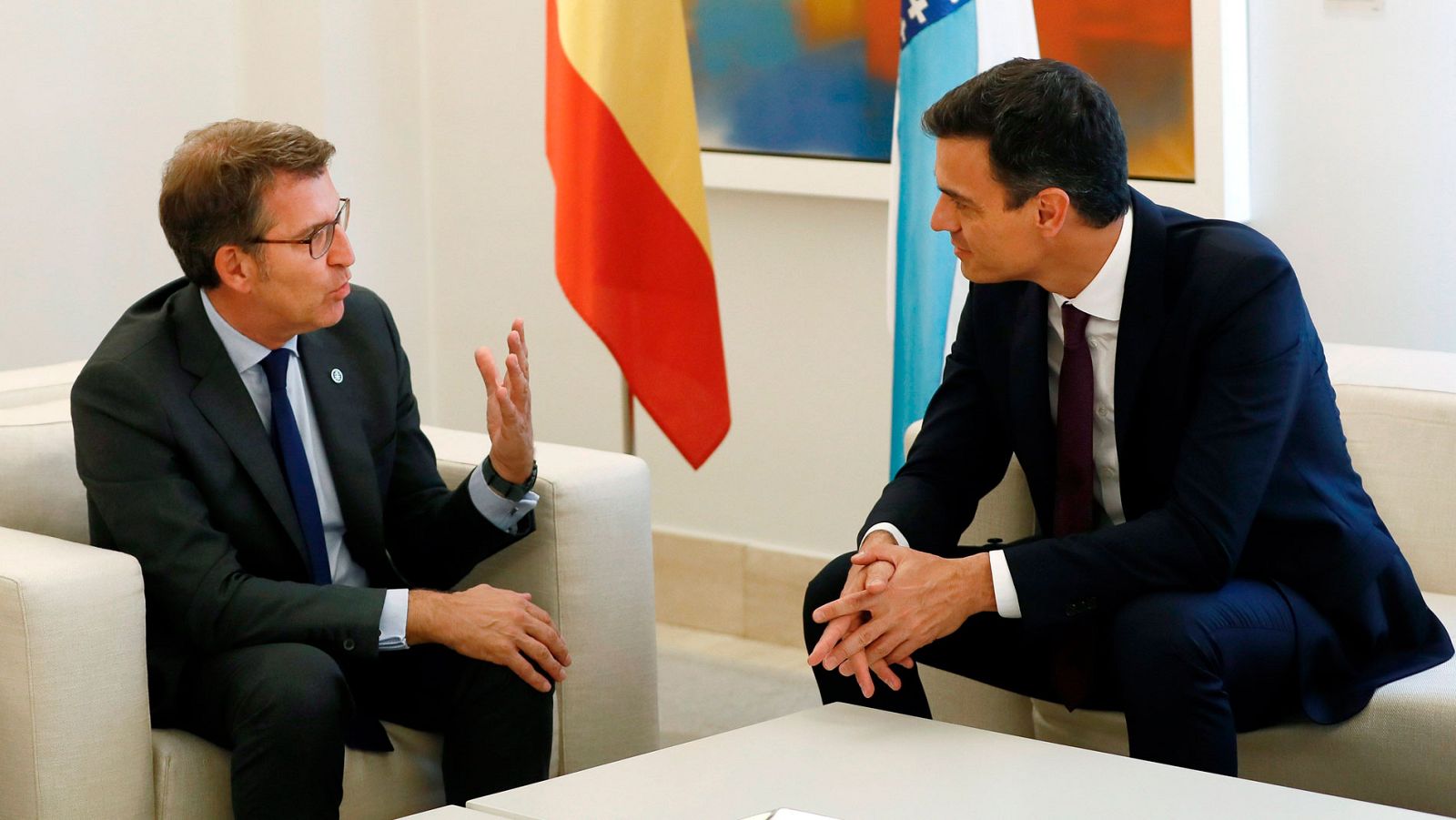 El presidente del Gobierno, Pedro Sánchez (d), junto al presidente de la Xunta de Galicia, Alberto Núñez Feijóo