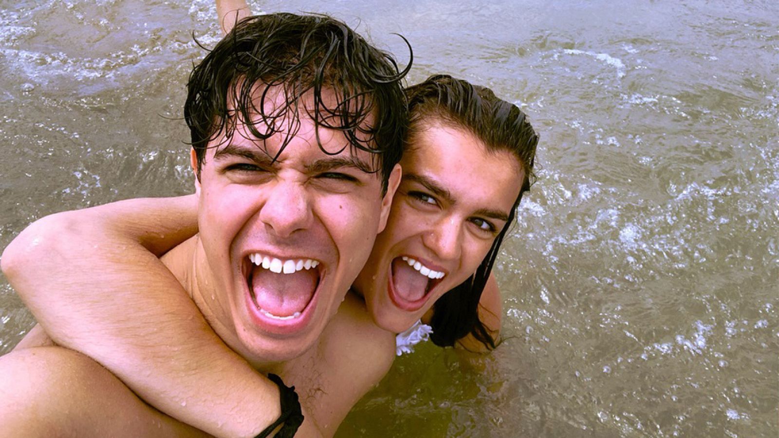 Amaia y Alfred descansan en playas barcelonesas antes de su próximo concierto