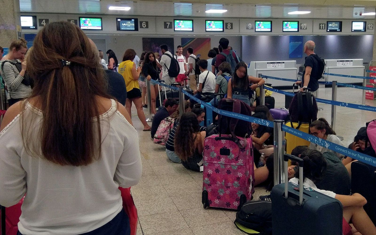 Pasajeros en el aeropuerto internacional de Malta