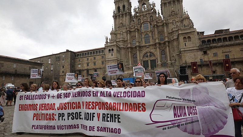 Las víctimas del accidente del Alvia reclaman "verdad y justicia" y exigen dimisiones en el quinto aniversario