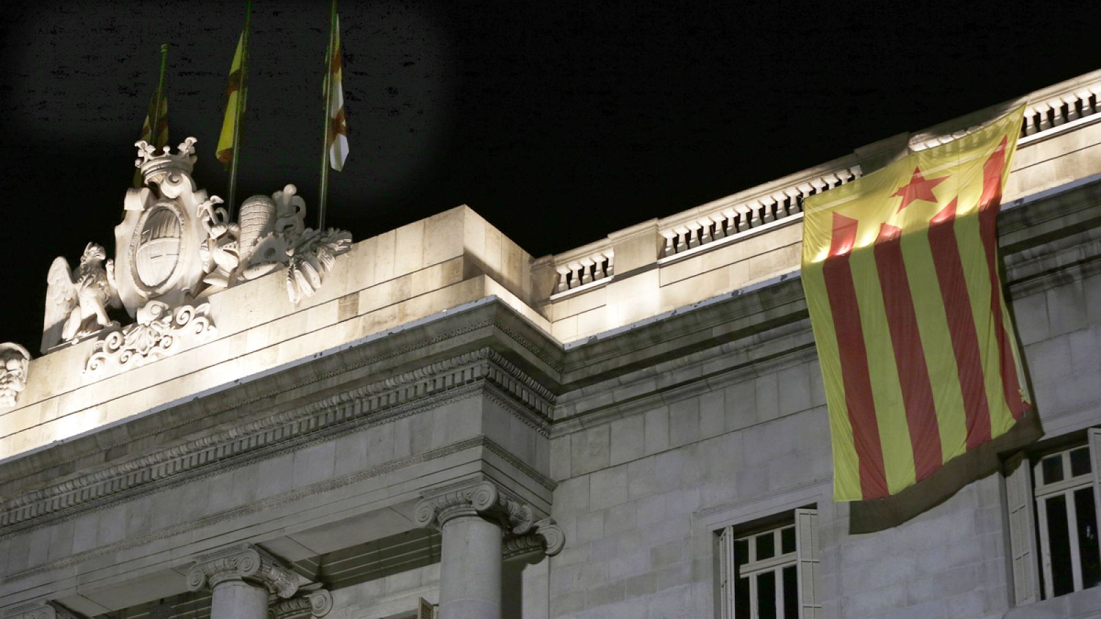 El alto tribunal catalán considera que  la "ocupación" del espacio público con símbolos "partidistas" por parte de un consistorio vulnera la neutralidad.