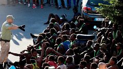 Más de 600 migrantes subsaharianos entran a Ceuta tras un salto masivo a la valla fronteriza