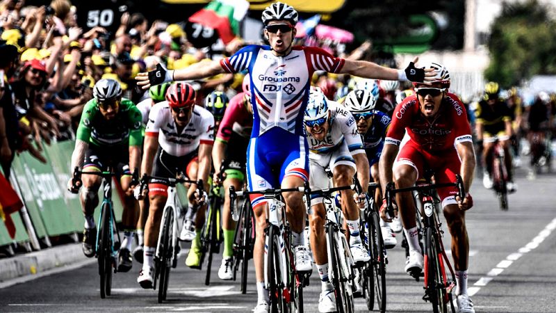 Arnaud Demare se trabaja la victoria en el 'sprint' de Pau