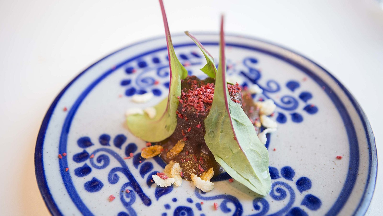 Pollo con mole poblano y arroz verde frito