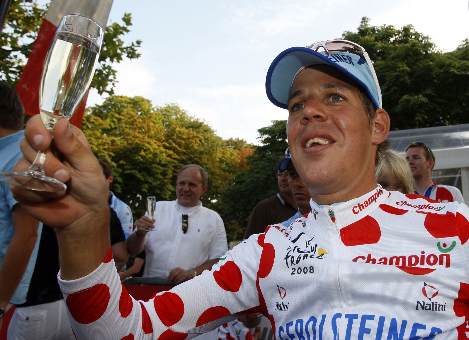 El corredor austriaco del Gerolsteiner, Bernhard Kohl, celebra su tercer puesto y su maillot de la montaña del Tour 2008 en su llegada a los Campos Elíseos.
