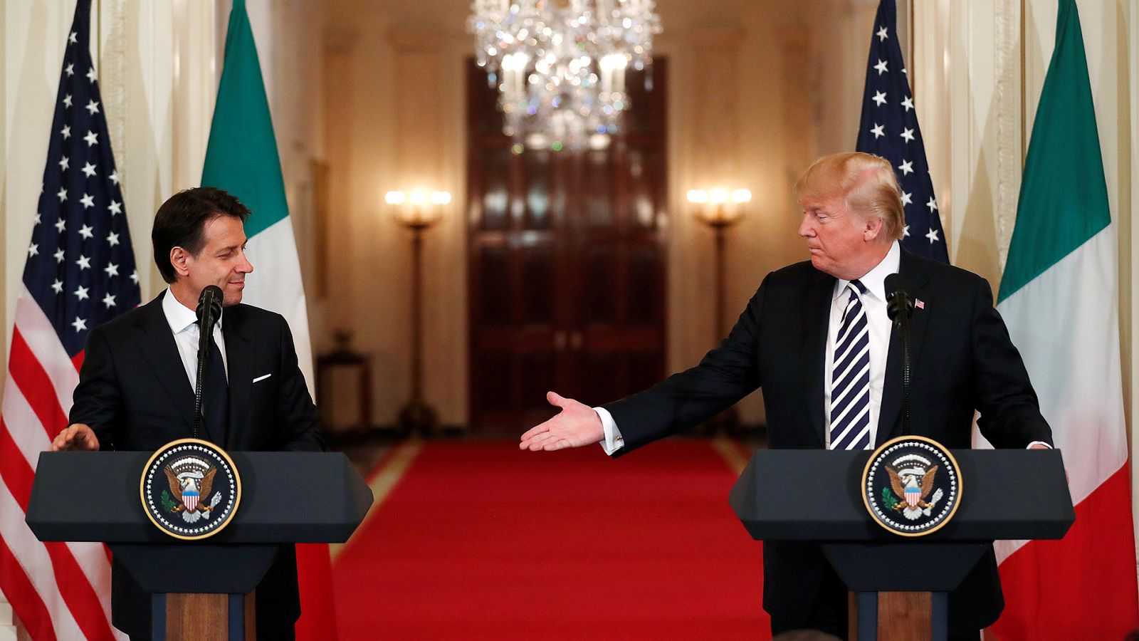 Donald Trump saluda a Giuseppe Conte en la rueda de prensa de ambos en la Casa Blanca.