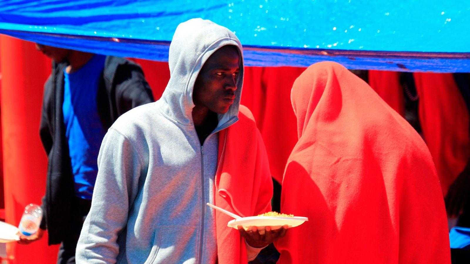 Un migrante de origen subsahariano, a bordo del buque María Zambrano de Salvamento Marítimo