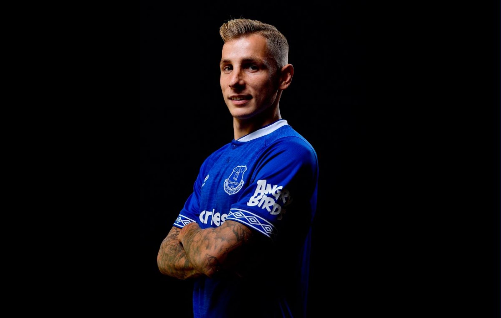 Digne posa ya con su nueva camiseta.