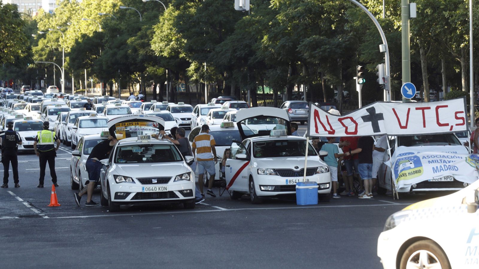 Taxistas concentrados en la Castellana de Madrid