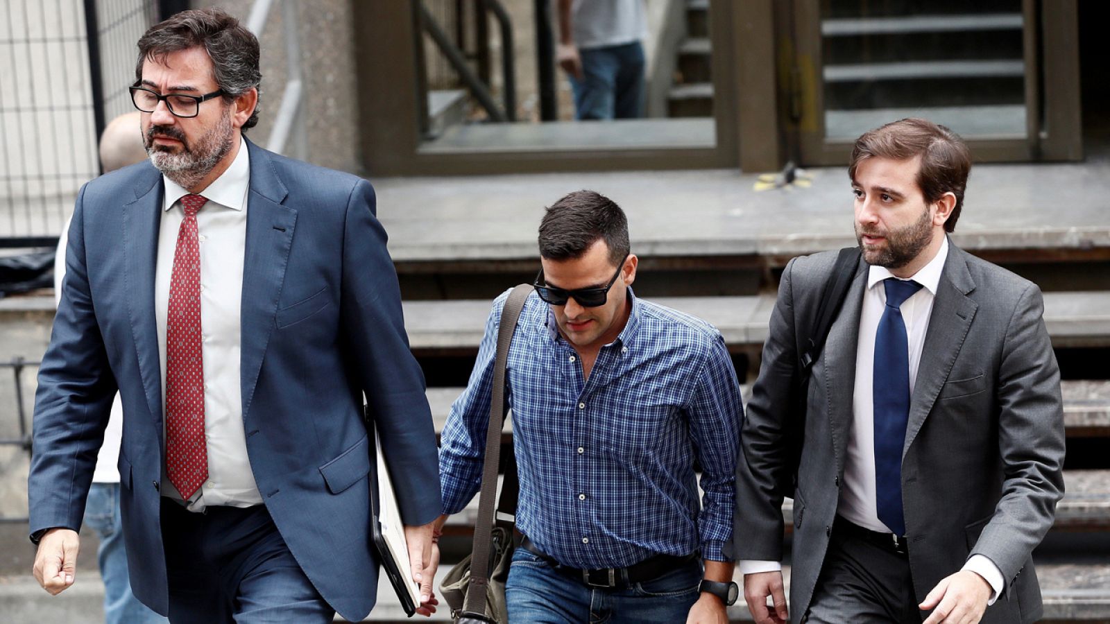 Álvaro Morente (c), a su llegada a los Juzgados de Plaza de Castilla este viernes