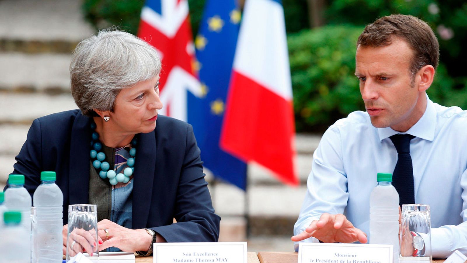 Emmanuel Macron (d), con Theresa May (i), en Fort de Brégançon, Bormes-les-Mimosas, Francia