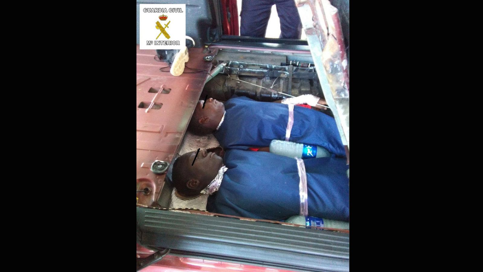 Dos inmigrantes enclaustrados en un doble fondo en los bajos de un vehículo