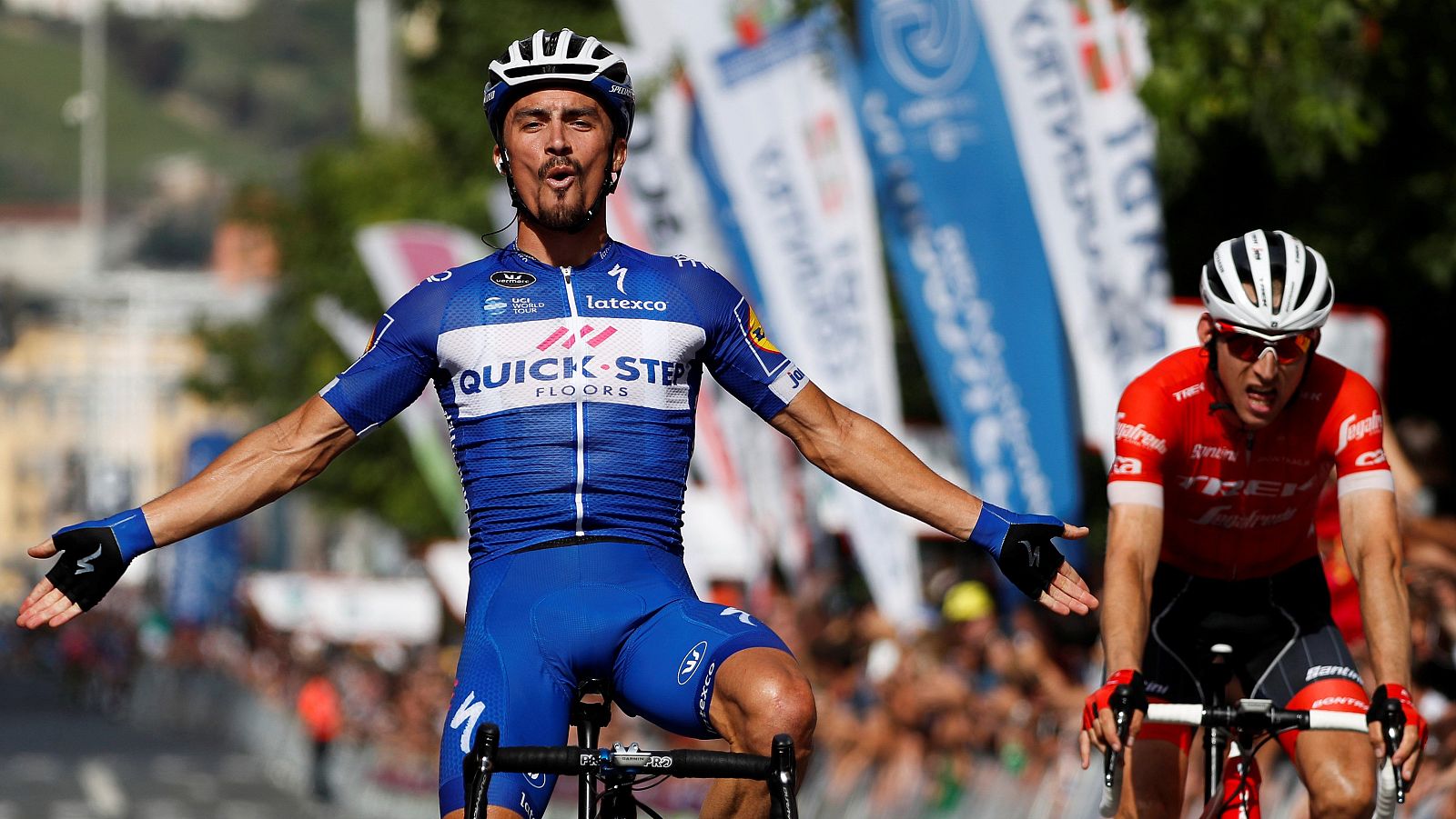 Alaphilippe vence en un accidentado final de la Clásica de San Sebastián