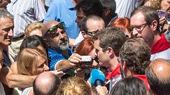 Casado pide evitar los homenajes a etarras entre abucheos e insultos en Vitoria
