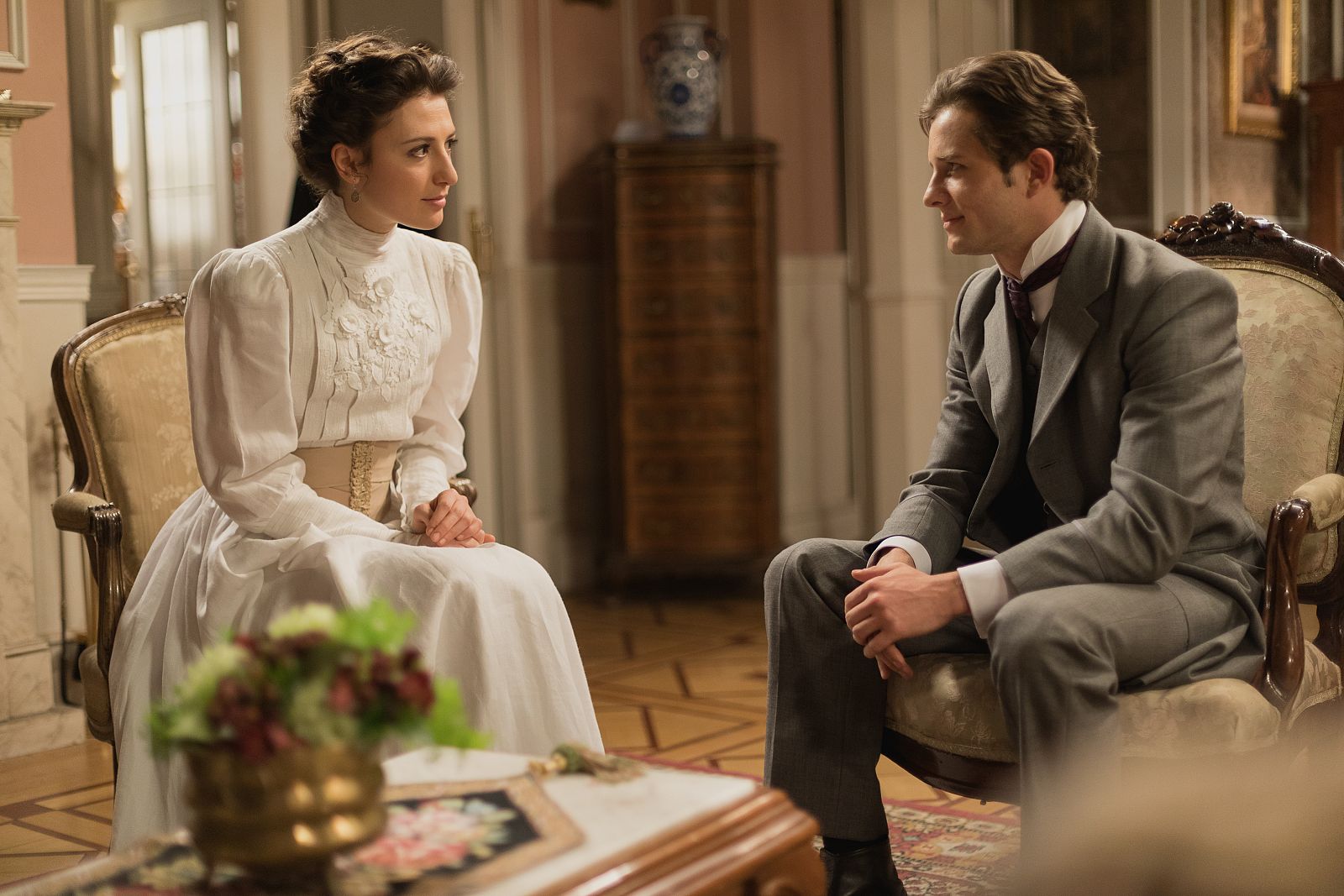 Juan Gareda y Alba Gutiérrez, Samuel y Lucía en 'Acacias 38', durante una de las escenas de la serie