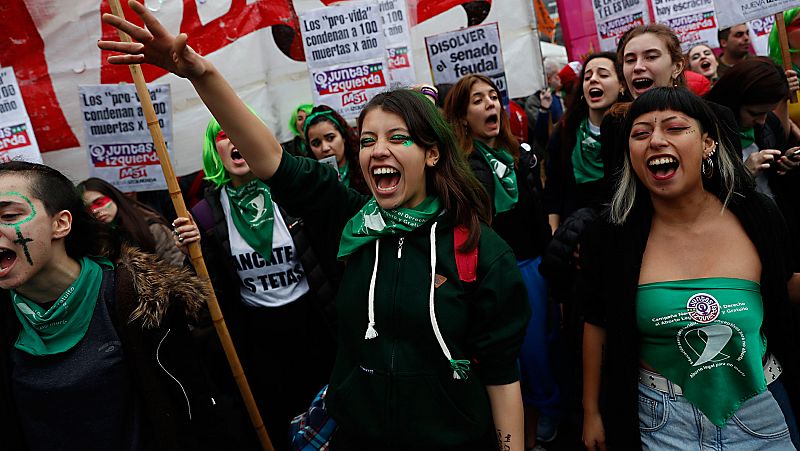 El Senado argentino debate la ley para despenalizar el aborto entre manifestaciones a favor y en contra