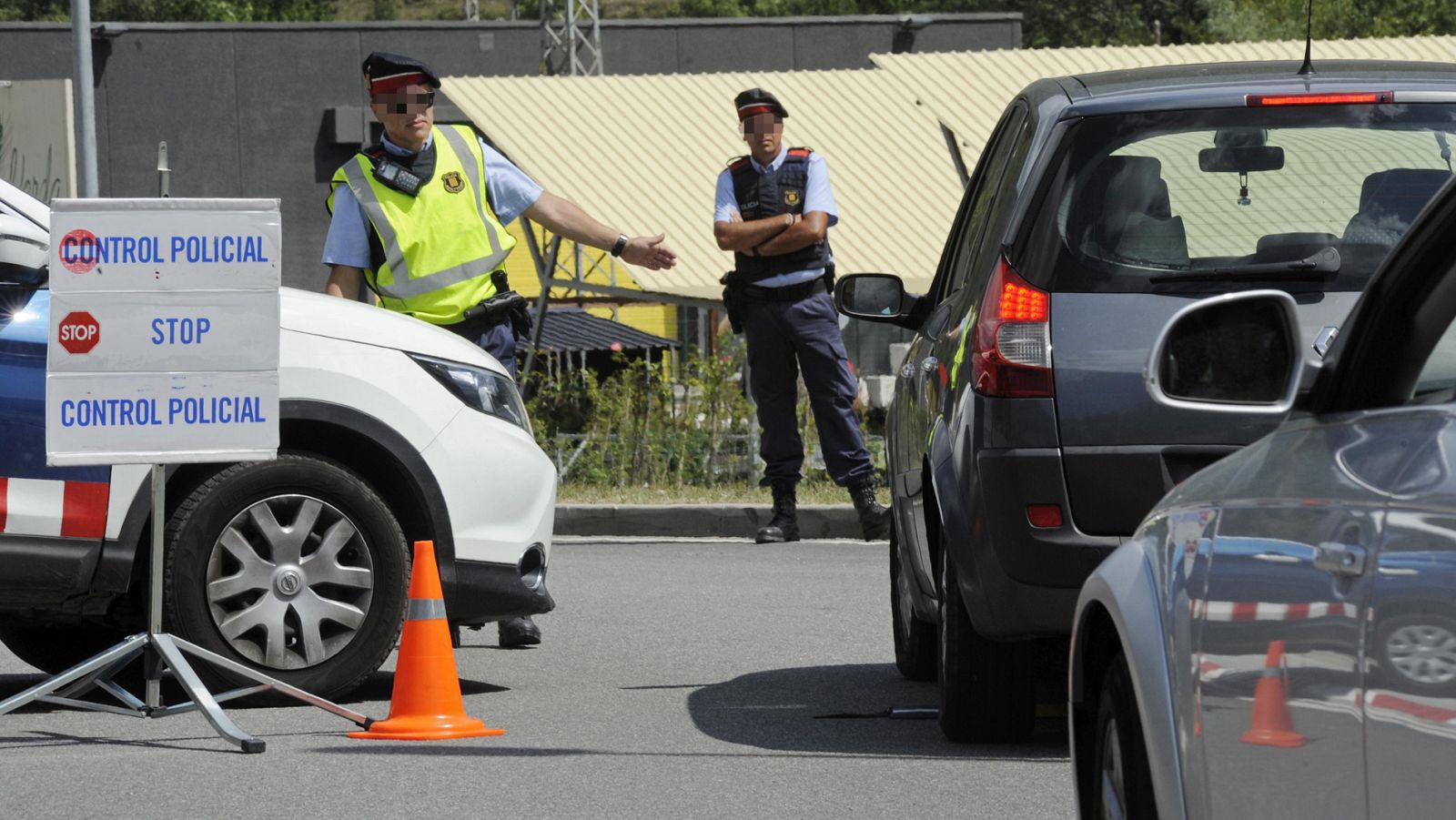 Mossos d'Esquadra durante los controles en la C-17 a su paso por Ripoll (Girona)
