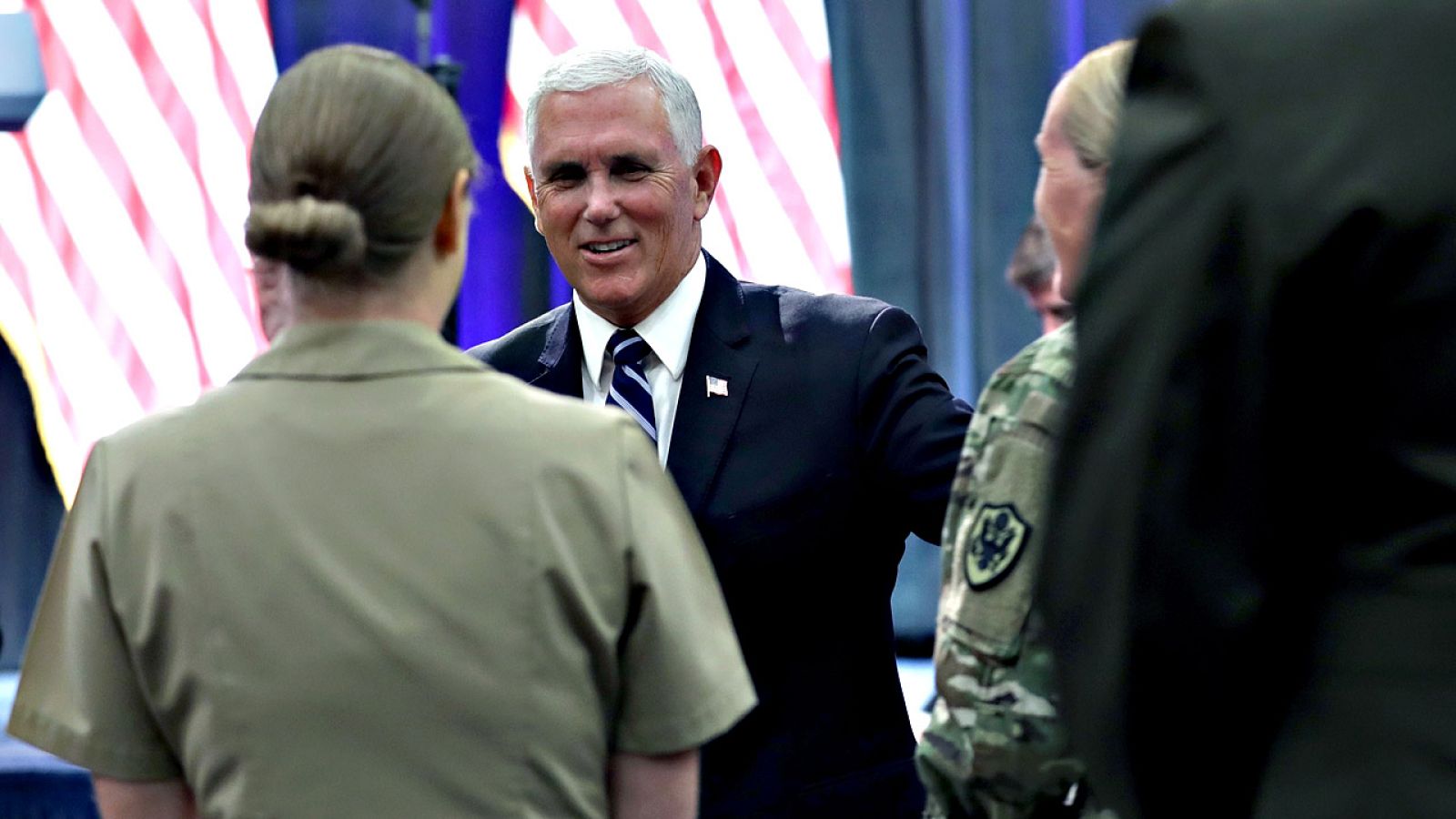 El vicepresidente de EE.UU., Mike Pence, saluda a la audiencia tras anunciar en el Pentágono la creación de un Ejército Espacial