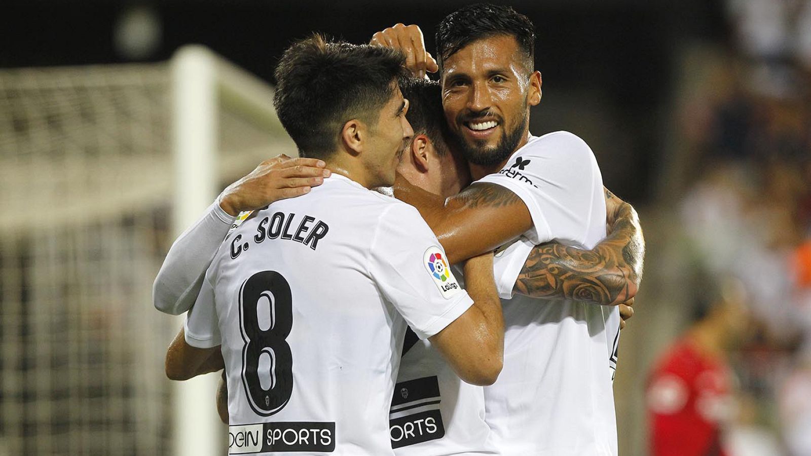 Los jugadores del Valencia celebran un gol ante el Leverkusen.