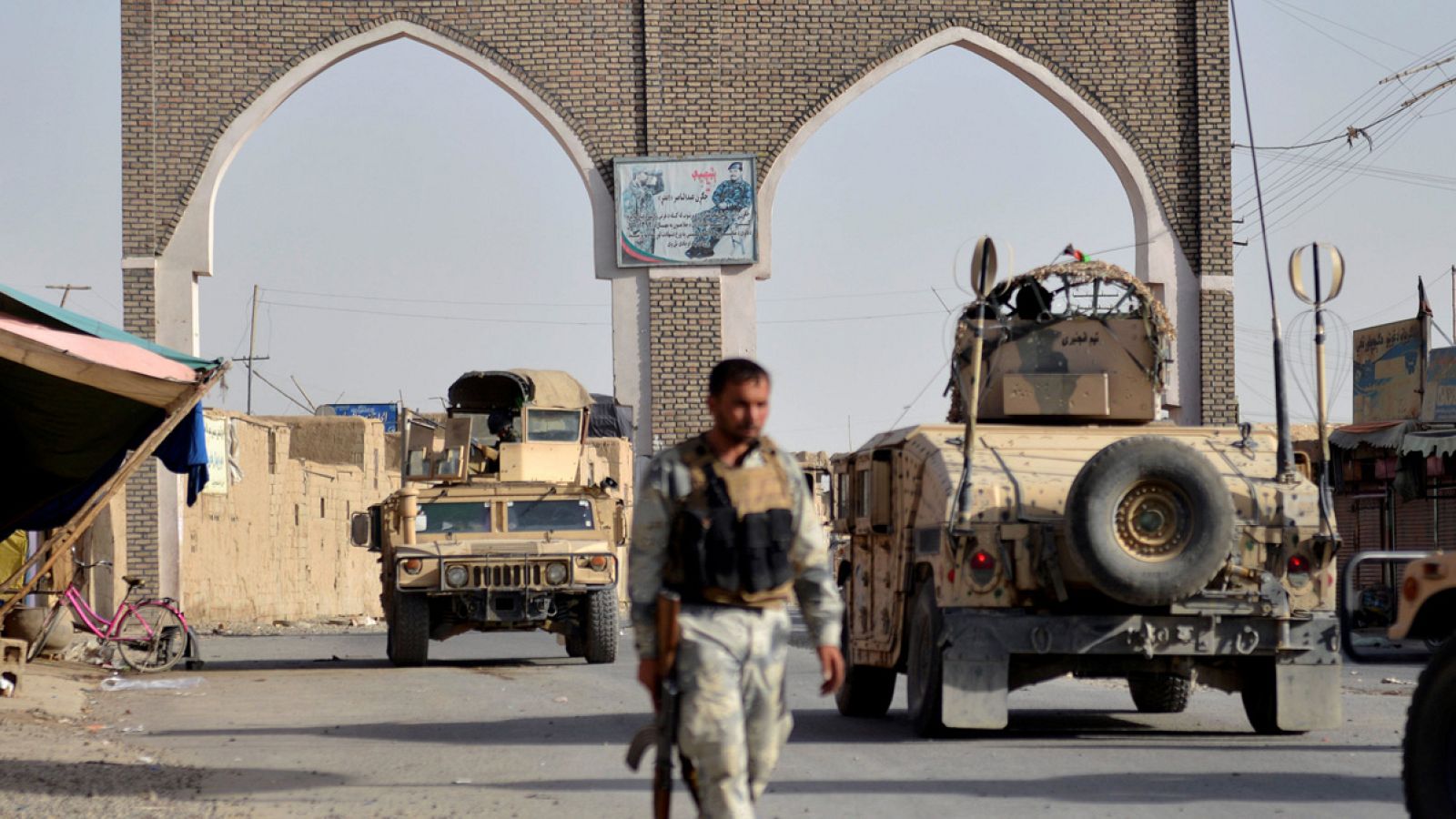 Un guardia de seguridad afgano en Ghazni, este del país, durante la ofensiva de los talibanes
