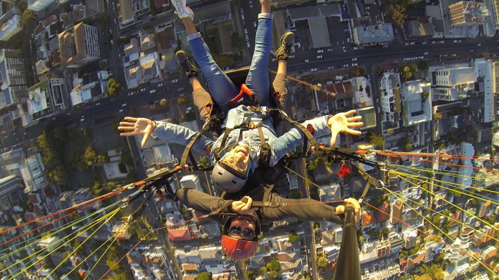 Vista de dos personas tirándose en paracaídas en la ciudad de Johannesburgo