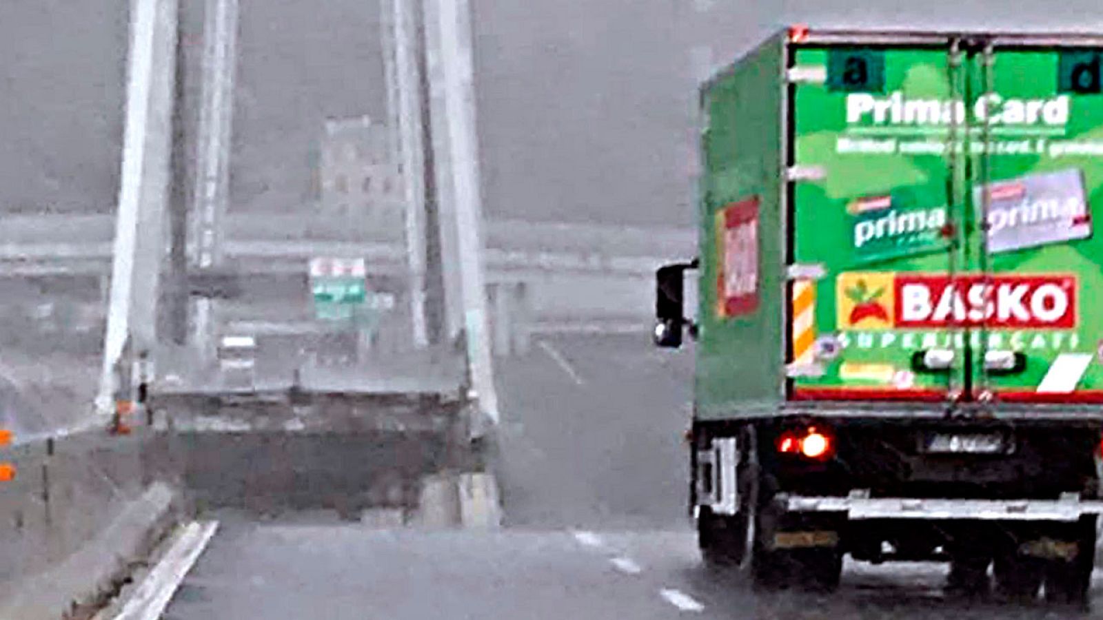 Imagen del camión que quedó al borde de la carretera hundida al desplomarse parte del puente Morandi, en Génova