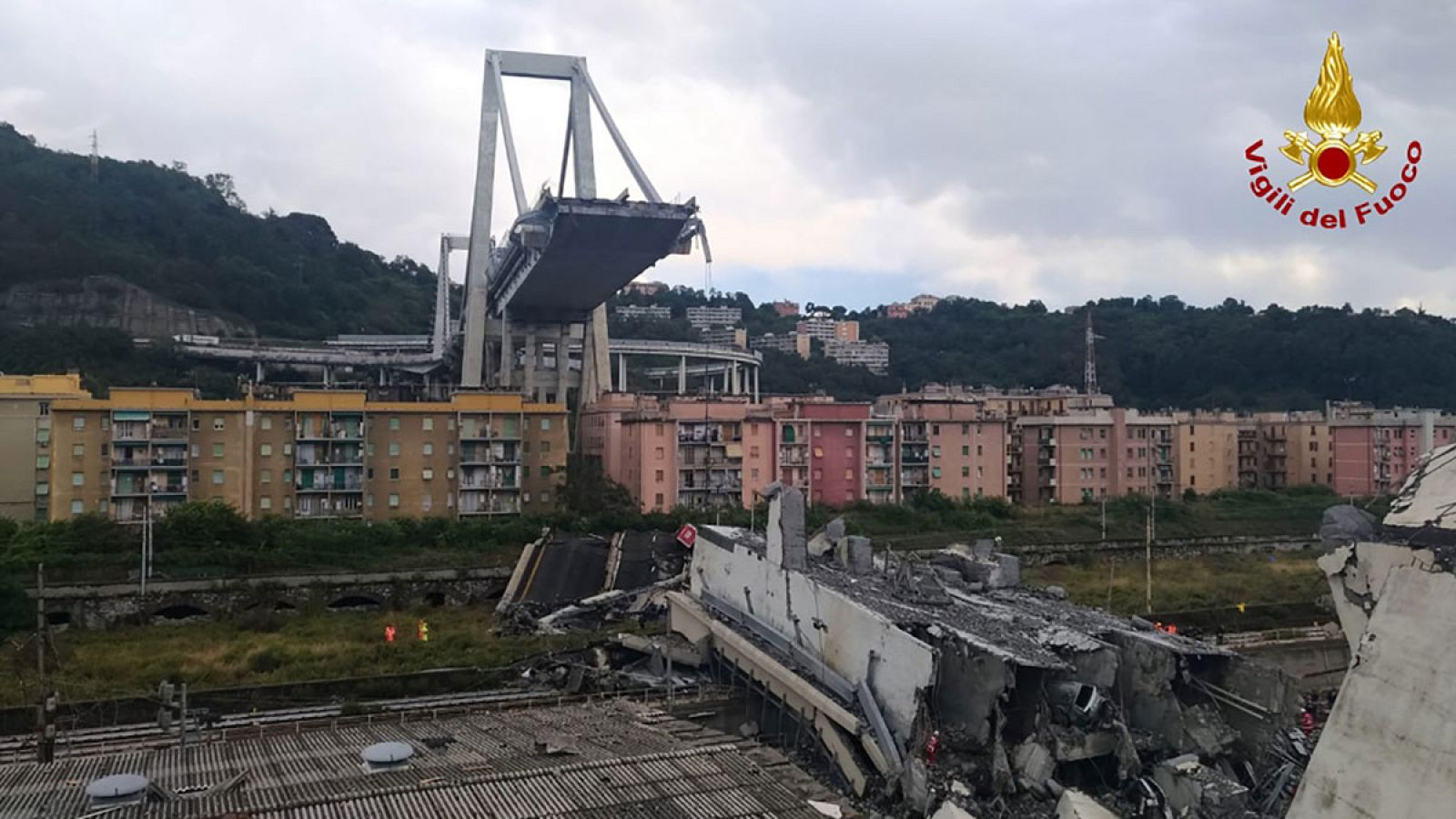 Varios bomberos buscan supervivientes entre los cascotes del viaducto hundido en esa ciudad