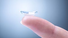 Tirar las lentillas por el desagüe puede contribuir a la contaminación del agua con microplásticos