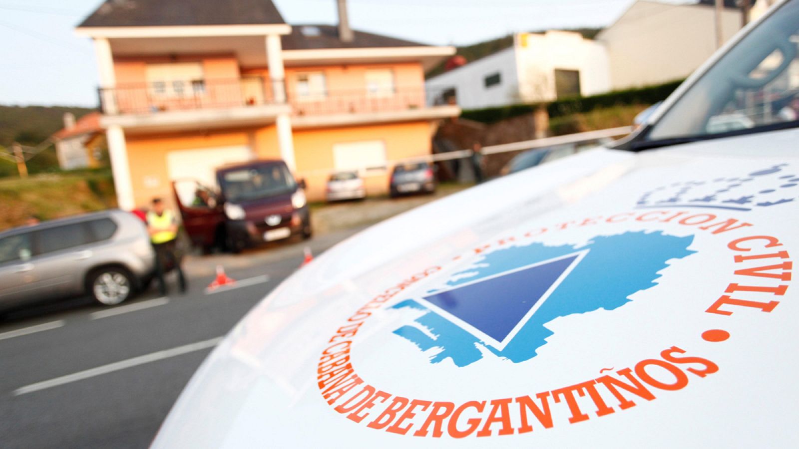 Vista de la vivienda en la que un hombre supuestamente mató a su mujer de dos disparos, en Cabana de Bergantiños