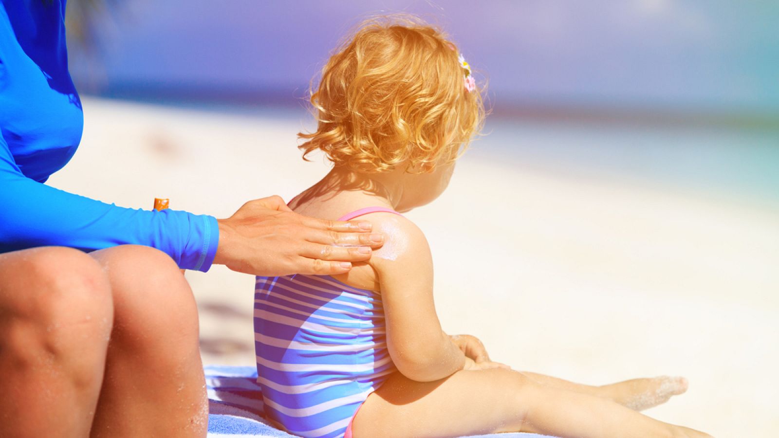 Los científicos recalcan que es importante que los que toman el sol continúen usando protector solar para la protección de la piel.