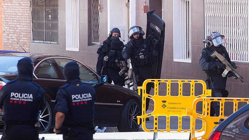Los Mossos defienden la actuación "proporcionada" y "adecuada" de la agente que abatió al atacante de Cornellà