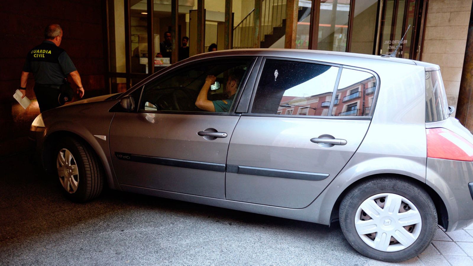 El hombre detenido tras matar a un varón  con una escopeta a su llega a la sede de los juzgados de Valladolid en un coche camuflado de la Guardia Civil.
