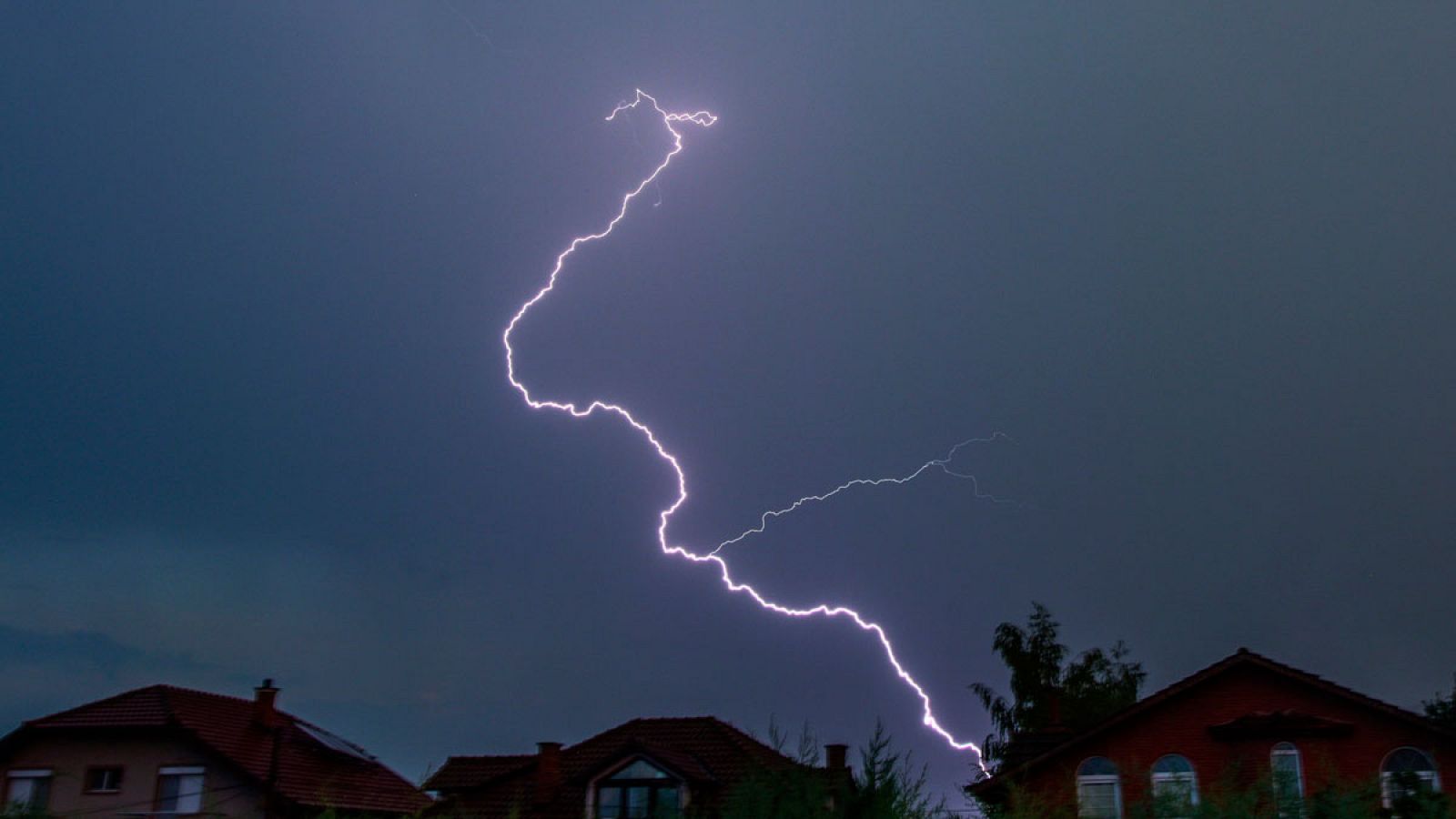 Vista de un rayo durante una tormenta eléctrica sobre la villa de Bardovci, cerca de Skopie (Macedonia).