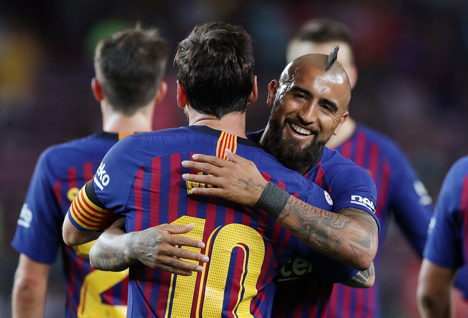 Arturo Vidal saluda a Leo Messi durante el primer partido de Liga frente al Alavés.