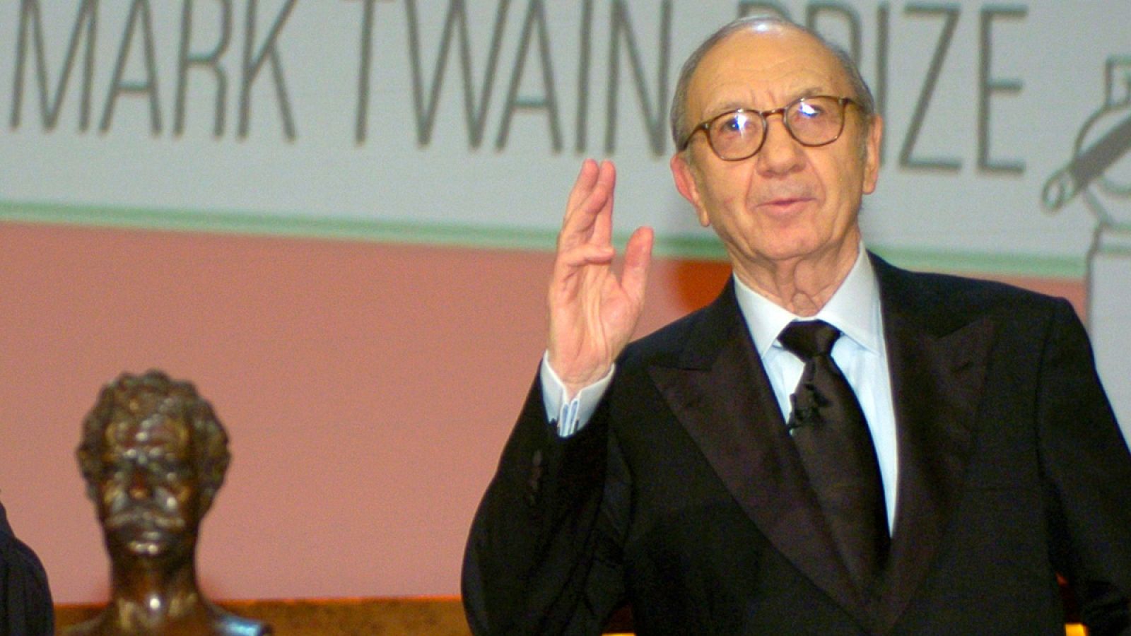 Neil Simon aceptando el premio Mark Twain el 15 de octubre de 2006
