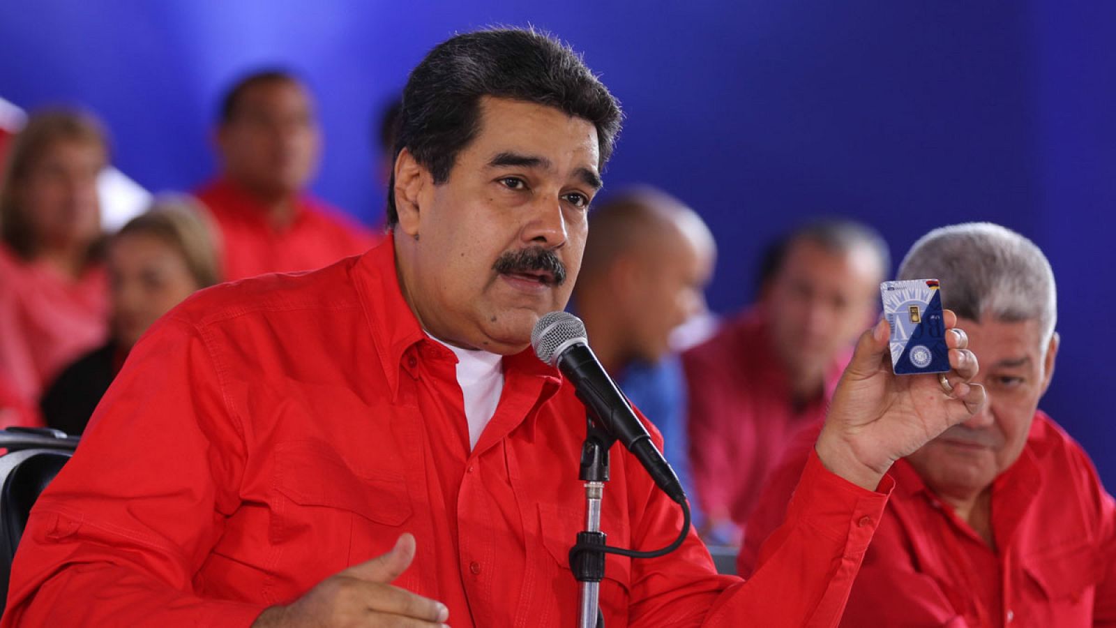 El presidente de Venezuela, Nicolás Maduro, porta una de las láminas de oro con las que pretende estimular el ahorro en el país