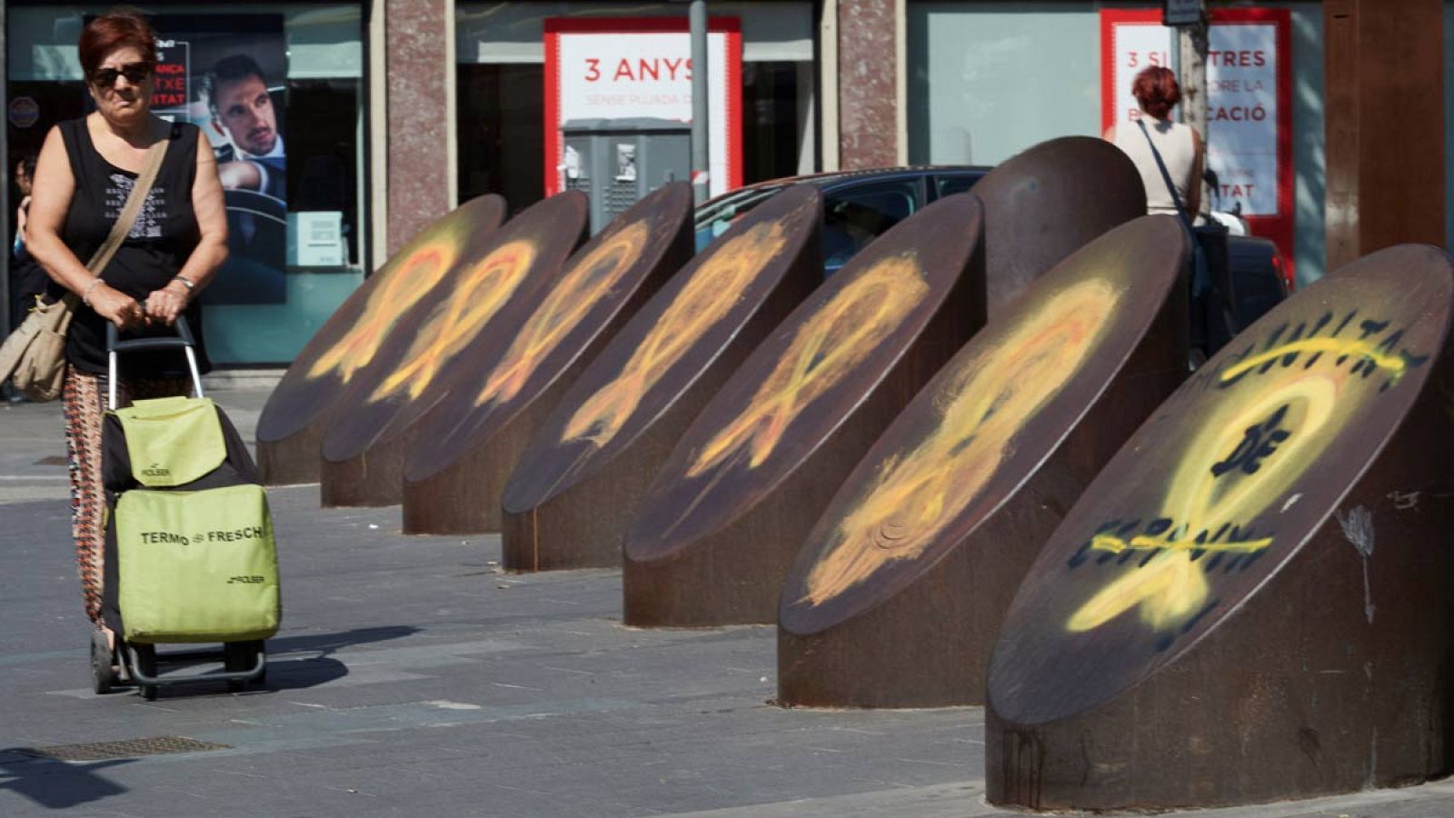 Lazos amarillos en la vía pública catalana (EFE)