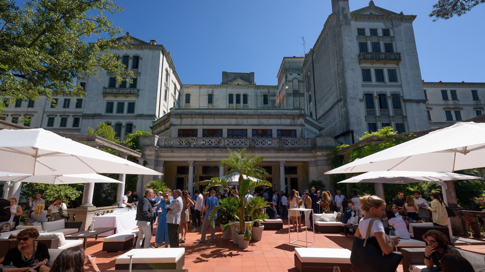 Al fondo el mítico Hotel de Bains en Venecia.