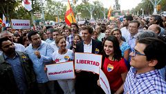 Unas seiscientas personas se concentran junto a dirigentes del Cs y el PP en apoyo de la mujer agredida por quitar lazos