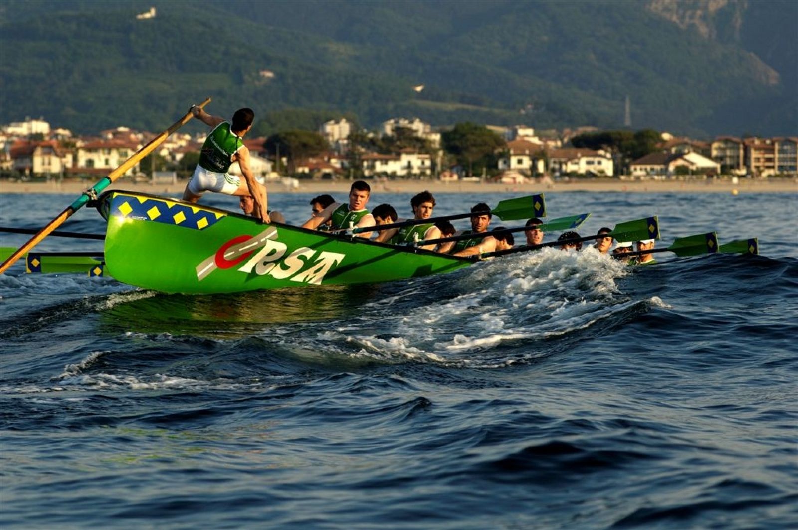 Una trainera, imagen clásica de la costa vasca