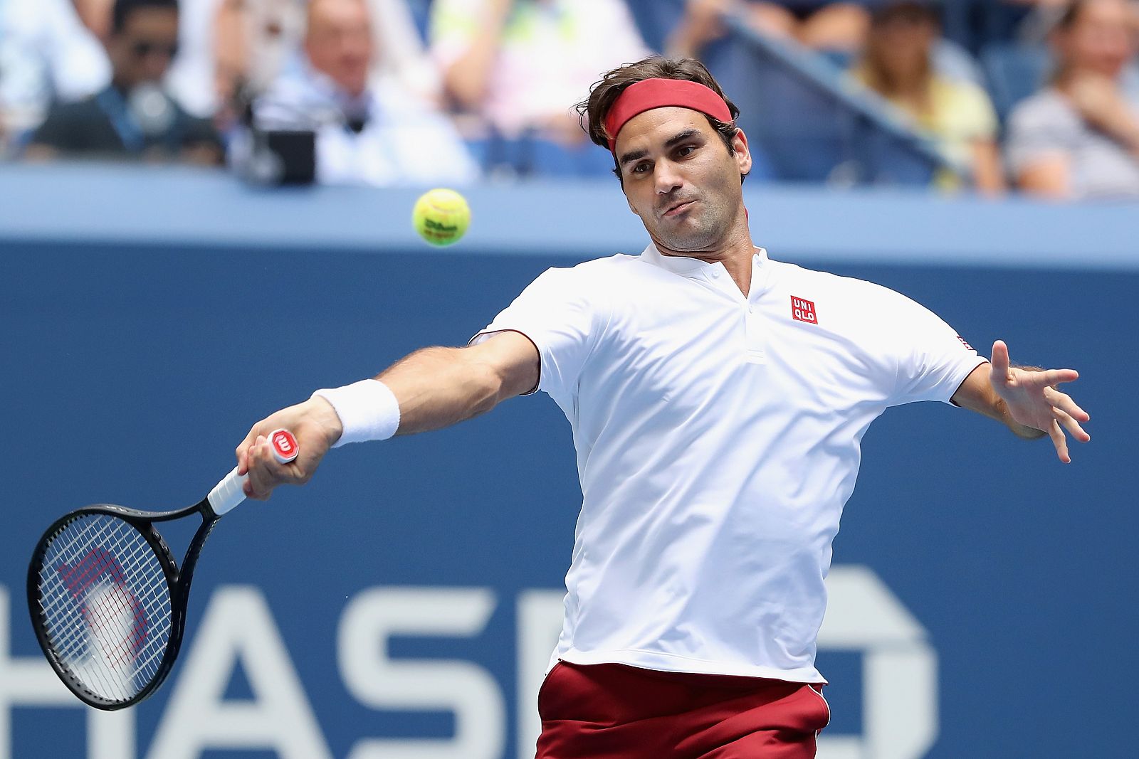 Federer devuelve una pelota