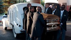 Aretha Franklin se despide con un vestido dorado y en un Cadillac blanco