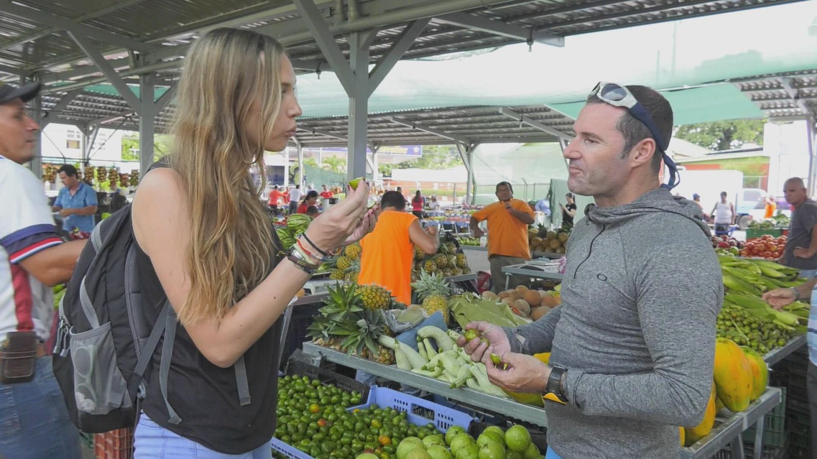 La reportera de 'Españoles en el mundo', Arántzazu Fuertes, con uno de los españoles que vive en  Costa Rica